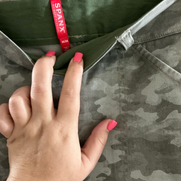 Spanx Stretch Twill Shorts 6" Stonewash Camo Green Women’s Size Medium - Picture 5 of 6
